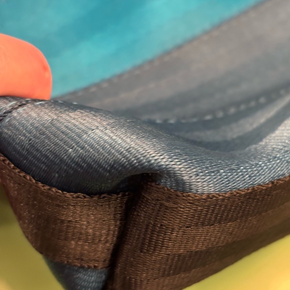 Harveys beetle juice streamline crossbody - Picture 5 of 8